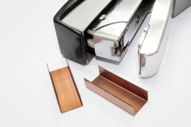 Beyaz arka plan üzerinde izole zımba ile dolu office zımba