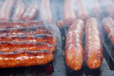 Duman ve alev ile ızgara ızgara sosis 
