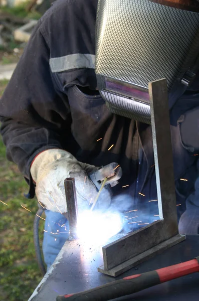 Soldador Solda Uma Peça Metal Vestindo Equipamento Proteção Padrão — Fotografia de Stock