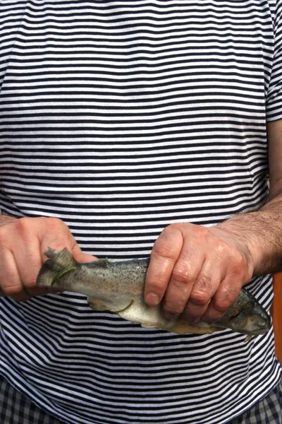 Visser Het Schoonmaken Forel Vis Voor Grillen — Stockfoto