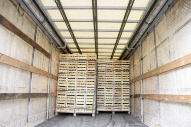 Elma dolu bir kamyonda depolama alanı