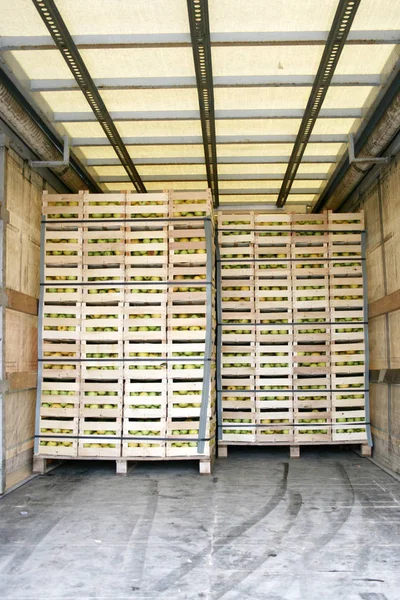 Elma dolu bir kamyonda depolama alanı