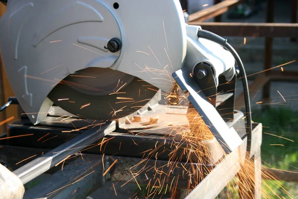 Slijpen Van Een Metalen Onderdeel Met Professionele Apparatuur — Stockfoto