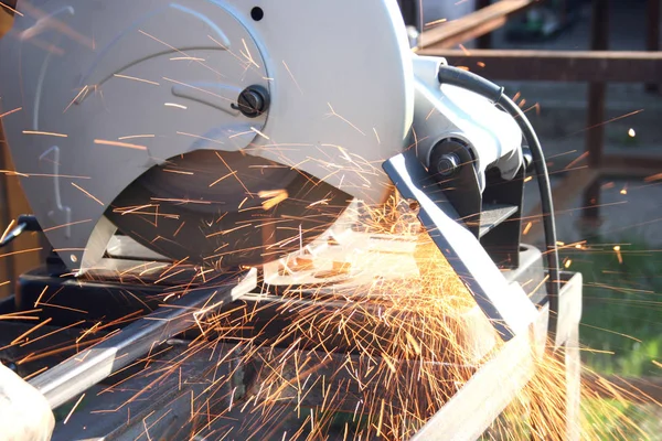 Slijpen Van Een Metalen Onderdeel Met Professionele Apparatuur — Stockfoto