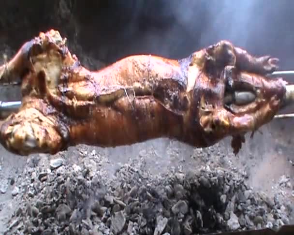Свиня Смажить Косі Традиційним Способом Дуже Смачно — стокове відео