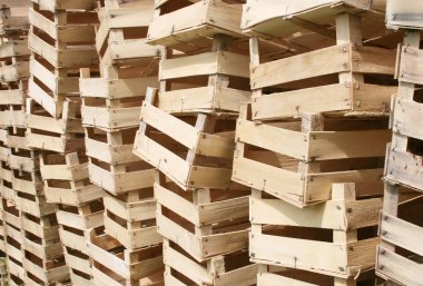 Meyve veya sebze depolama için ahşap kasalar bir sürü