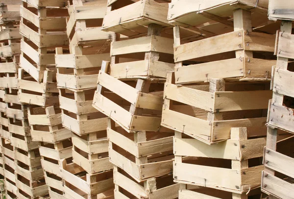 Meyve veya sebze depolama için ahşap kasalar bir sürü