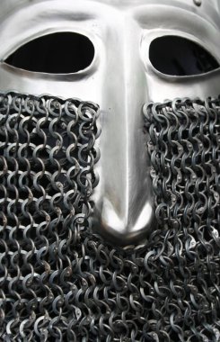 Şövalye için çelik kask, ortaçağ zırhının bileşeni