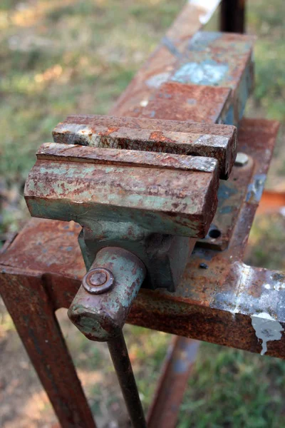 ロックスミス 錆びた鋼鉄クランプ — ストック写真