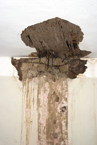 Κατάρρευση Οροφής Παλιά Κατασκευή Καλάμια Και Λάσπη — Φωτογραφία Αρχείου