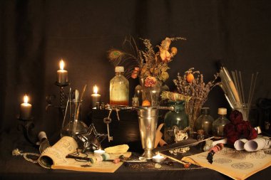 Kara büyü büyü. Wiccan büyüler ve otlar. Hala canlı: Eski yağ lambaları, antika kitap, bakır kase, ilaç şişeleri, lavanta, Pulsatilla pratensis bir antika arka plan üzerinde yanan bir muma gül tomurcukları kurutulmuş. Wicca arka plan.
