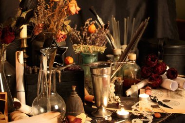 Kara büyü büyü. Wiccan büyüler ve otlar. Hala canlı: Eski yağ lambaları, antika kitap, bakır kase, ilaç şişeleri, lavanta, Pulsatilla pratensis bir antika arka plan üzerinde yanan bir muma gül tomurcukları kurutulmuş. Wicca arka plan.