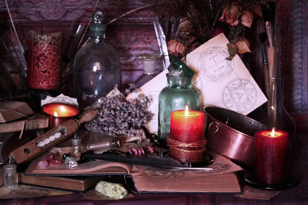 黒魔法の呪文 ウィッカの呪文とハーブ Live 古い石油ランプ アンティークの本は銅ボウル ラベンダー Pulsatilla 適性アンティーク背景の上で燃えているろうそくバラの蕾を乾燥させます ウィッカ背景 — ストック写真