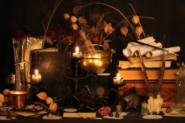 Kara büyü büyü. Wiccan büyüler ve otlar. Hala canlı: Eski yağ lambaları, antika kitap, bakır kase, ilaç şişeleri, lavanta, Pulsatilla pratensis bir antika arka plan üzerinde yanan bir muma gül tomurcukları kurutulmuş. Wicca arka plan.