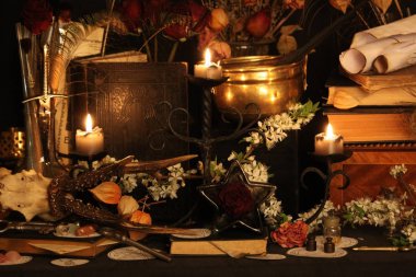 Kara büyü büyü. Wiccan büyüler ve otlar. Hala canlı: Eski yağ lambaları, antika kitap, bakır kase, ilaç şişeleri, lavanta, Pulsatilla pratensis bir antika arka plan üzerinde yanan bir muma gül tomurcukları kurutulmuş. Wicca arka plan.