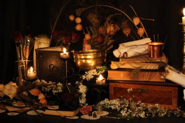 Kara büyü büyü. Wiccan büyüler ve otlar. Hala canlı: Eski yağ lambaları, antika kitap, bakır kase, ilaç şişeleri, lavanta, Pulsatilla pratensis bir antika arka plan üzerinde yanan bir muma gül tomurcukları kurutulmuş. Wicca arka plan.