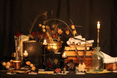Kara büyü büyü. Wiccan büyüler ve otlar. Hala canlı: Eski yağ lambaları, antika kitap, bakır kase, ilaç şişeleri, lavanta, Pulsatilla pratensis bir antika arka plan üzerinde yanan bir muma gül tomurcukları kurutulmuş. Wicca arka plan.