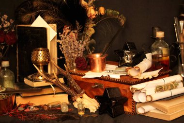 Kara büyü büyü. Wiccan büyüler ve otlar. Hala canlı: Eski yağ lambaları, antika kitap, bakır kase, ilaç şişeleri, lavanta, Pulsatilla pratensis bir antika arka plan üzerinde yanan bir muma gül tomurcukları kurutulmuş. Wicca arka plan.