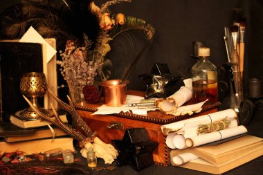 Kara büyü büyü. Wiccan büyüler ve otlar. Hala canlı: Eski yağ lambaları, antika kitap, bakır kase, ilaç şişeleri, lavanta, Pulsatilla pratensis bir antika arka plan üzerinde yanan bir muma gül tomurcukları kurutulmuş. Wicca arka plan.