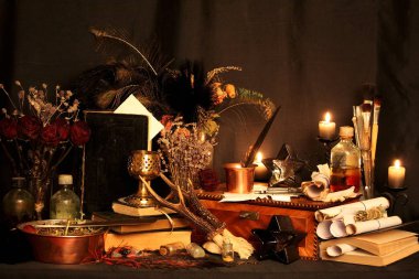Kara büyü büyü. Wiccan büyüler ve otlar. Hala canlı: Eski yağ lambaları, antika kitap, bakır kase, ilaç şişeleri, lavanta, Pulsatilla pratensis bir antika arka plan üzerinde yanan bir muma gül tomurcukları kurutulmuş. Wicca arka plan.