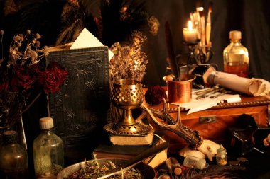 Kara büyü büyü. Wiccan büyüler ve otlar. Hala canlı: Eski yağ lambaları, antika kitap, bakır kase, ilaç şişeleri, lavanta, Pulsatilla pratensis bir antika arka plan üzerinde yanan bir muma gül tomurcukları kurutulmuş. Wicca arka plan.