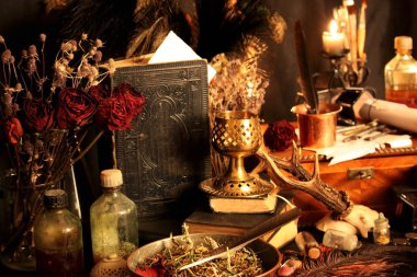 Kara büyü büyü. Wiccan büyüler ve otlar. Hala canlı: Eski yağ lambaları, antika kitap, bakır kase, ilaç şişeleri, lavanta, Pulsatilla pratensis bir antika arka plan üzerinde yanan bir muma gül tomurcukları kurutulmuş. Wicca arka plan.