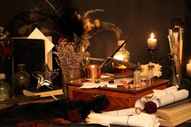 Kara büyü büyü. Wiccan büyüler ve otlar. Hala canlı: Eski yağ lambaları, antika kitap, bakır kase, ilaç şişeleri, lavanta, Pulsatilla pratensis bir antika arka plan üzerinde yanan bir muma gül tomurcukları kurutulmuş. Wicca arka plan.
