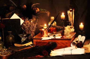 Kara büyü büyü. Wiccan büyüler ve otlar. Hala canlı: Eski yağ lambaları, antika kitap, bakır kase, ilaç şişeleri, lavanta, Pulsatilla pratensis bir antika arka plan üzerinde yanan bir muma gül tomurcukları kurutulmuş. Wicca arka plan.