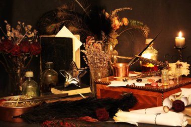 Kara büyü büyü. Wiccan büyüler ve otlar. Hala canlı: Eski yağ lambaları, antika kitap, bakır kase, ilaç şişeleri, lavanta, Pulsatilla pratensis bir antika arka plan üzerinde yanan bir muma gül tomurcukları kurutulmuş. Wicca arka plan.