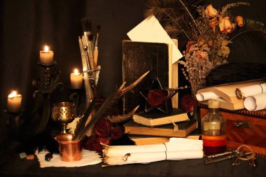 Kara büyü büyü. Wiccan büyüler ve otlar. Hala canlı: Eski yağ lambaları, antika kitap, bakır kase, ilaç şişeleri, lavanta, Pulsatilla pratensis bir antika arka plan üzerinde yanan bir muma gül tomurcukları kurutulmuş. Wicca arka plan.