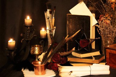 Kara büyü büyü. Wiccan büyüler ve otlar. Hala canlı: Eski yağ lambaları, antika kitap, bakır kase, ilaç şişeleri, lavanta, Pulsatilla pratensis bir antika arka plan üzerinde yanan bir muma gül tomurcukları kurutulmuş. Wicca arka plan.