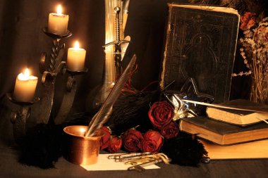 Kara büyü büyü. Wiccan büyüler ve otlar. Hala canlı: Eski yağ lambaları, antika kitap, bakır kase, ilaç şişeleri, lavanta, Pulsatilla pratensis bir antika arka plan üzerinde yanan bir muma gül tomurcukları kurutulmuş. Wicca arka plan.