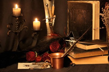 Kara büyü büyü. Wiccan büyüler ve otlar. Hala canlı: Eski yağ lambaları, antika kitap, bakır kase, ilaç şişeleri, lavanta, Pulsatilla pratensis bir antika arka plan üzerinde yanan bir muma gül tomurcukları kurutulmuş. Wicca arka plan.