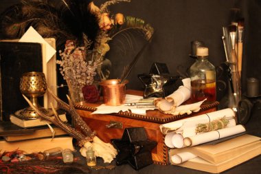 Kara büyü büyü. Wiccan büyüler ve otlar. Hala canlı: Eski yağ lambaları, antika kitap, bakır kase, ilaç şişeleri, lavanta, Pulsatilla pratensis bir antika arka plan üzerinde yanan bir muma gül tomurcukları kurutulmuş. Wicca arka plan.
