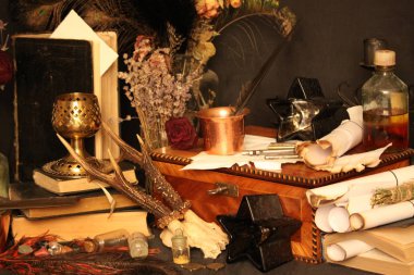 Kara büyü büyü. Wiccan büyüler ve otlar. Hala canlı: Eski yağ lambaları, antika kitap, bakır kase, ilaç şişeleri, lavanta, Pulsatilla pratensis bir antika arka plan üzerinde yanan bir muma gül tomurcukları kurutulmuş. Wicca arka plan.