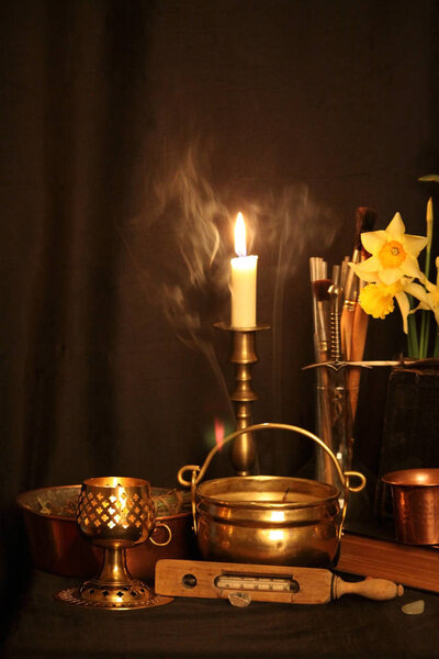 Чёрная магия. Викканские заклинания и травы. Still Live: Старые масляные линзы, старинные книги, высушенные бутоны роз, горящая свеча в медной чаше, бутылки с лекарствами, лаванда, пульсация на старинном фоне. Викка фон
.