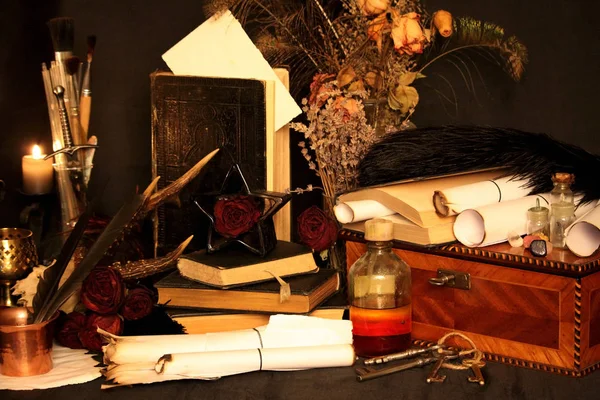 Kara büyü büyü. Wiccan büyüler ve otlar. Hala canlı: Eski yağ lambaları, antika kitap, bakır kase, ilaç şişeleri, lavanta, Pulsatilla pratensis bir antika arka plan üzerinde yanan bir muma gül tomurcukları kurutulmuş. Wicca arka plan.