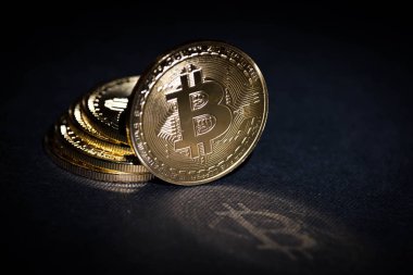 Siyah zemin üzerine altın bitcoin yığını