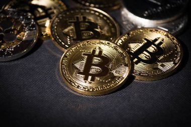 Altın bitcoin siyah arka plan üzerine yalan yığını