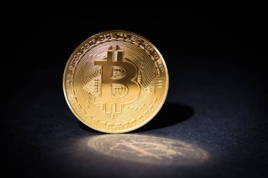Siyah arka plan üzerine yansıması ile altın bitcoin
