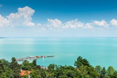 Güzel göl Tihany gündüz, bulutlu gökyüzü altında görünümü    