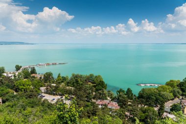 Güzel göl Tihany gündüz, bulutlu gökyüzü altında görünümü    