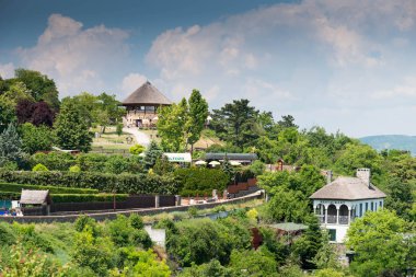 Güzel göl Tihany gündüz, bulutlu gökyüzü altında görünümü    