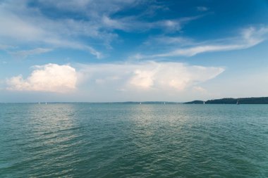 Güzel göl Tihany gündüz, bulutlu gökyüzü altında görünümü    