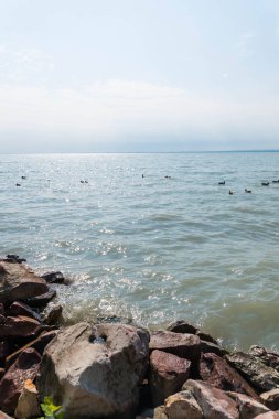 Güzel lake Balaton gündüz, bulutlu gökyüzü altında görünümü