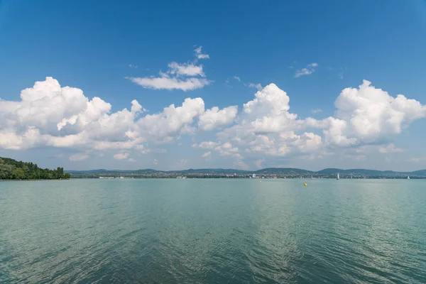 Güzel Lake Balaton Gündüz Bulutlu Gökyüzü Altında Görünümü — Stok fotoğraf