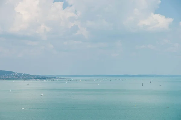 Blick Auf Den Schönen Tihany See Bei Bewölktem Himmel Tag — Stockfoto