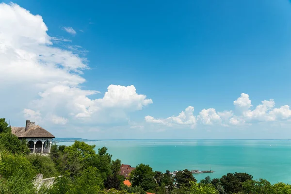 Utsikt Över Vackra Sjön Tihany Molnig Himmel Dagtid — Stockfoto