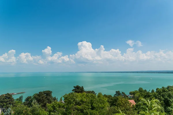 Uitzicht Het Prachtige Lake Tihany Onder Bewolkte Hemel Overdag — Stockfoto