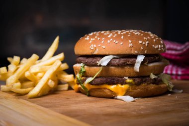 taze kızarmış patates hamburger yaptı 